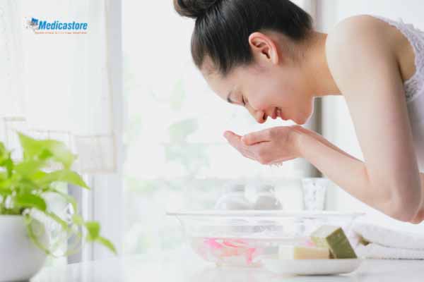 Jangan mencuci wajah terlalu sering saat berjerawat