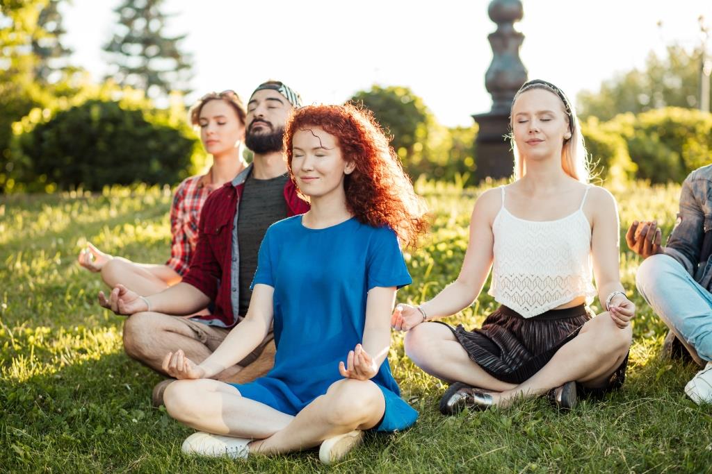 melakukan meditasi untuk mengatasi insomnia dengan sehat