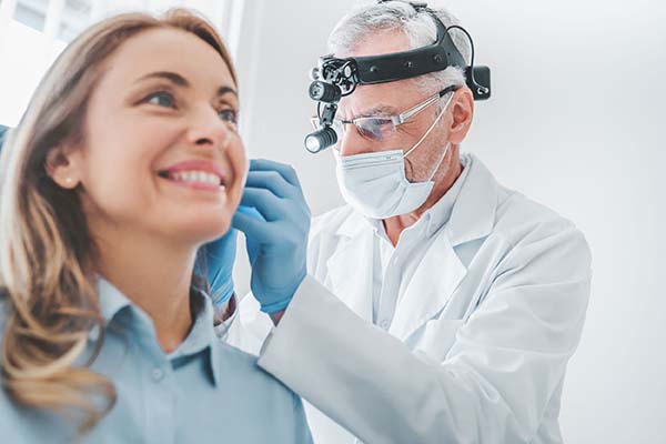Pembersihan telinga oleh dokter