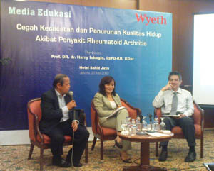 Prof. Dr. dr. Harry Isbagio, Sp.PD-KR - moderator - dr. Widjaja Kusuma (Wyeth)