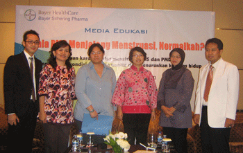 kiri : Prof. Dr. Djajadiman Gatot, SpA (K),kanan : Prof. Dr. Karmel Tambunan, SpPD, KHOM