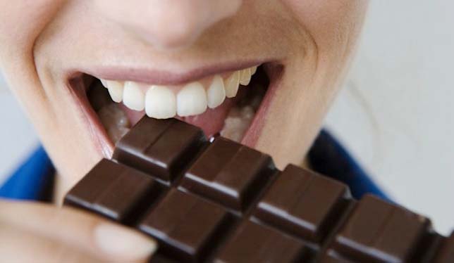 Mengkonsumsi coklat hitam untuk mencegah hipertensi