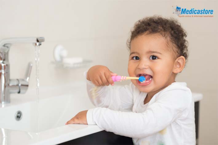 Sikat gigi untuk menjaga kebersihan mulut bayi